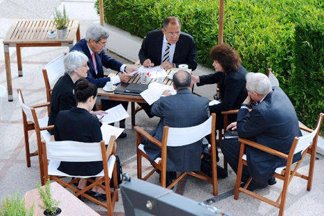 U.S. Secretary of State John Kerry, Foreign Minister Sergey Lavrov, and their senior advisers in Geneva. Source: State Department photo/ Public Domain