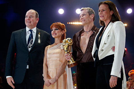 Desire of Flight artists Valery Sychev and Melvina Abakarova (second left), pose with Prince Albert II of Monaco (left) and Princess Stephanie (right) after receiving a Golden Clown award. Source: AP