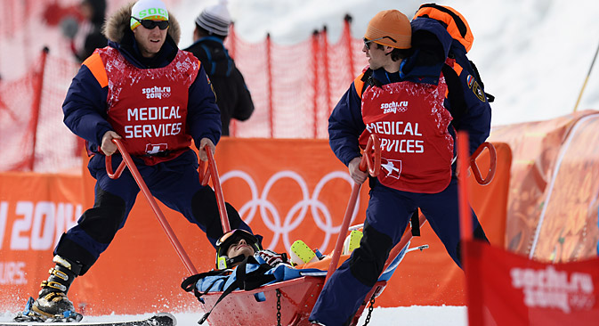 Medical workers evacuate from the piste Stefan Prisadov (Bulgaria) who was injured during the men's alpine skiing competition. Source: Alexander Kryazhev / RIA Novosti 