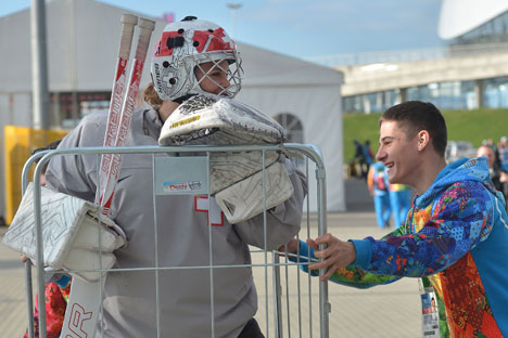 Particularly popular athletes are regularly ambushed by enthusiastic fans, including volunteers. Source: Alexey Kudenko / RIA Novosti