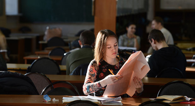 According to the new rules, foreign applicants must read texts in Russian at a speed of 80–100 words per minute. Source: RIA Novosti / Alexey Filippov