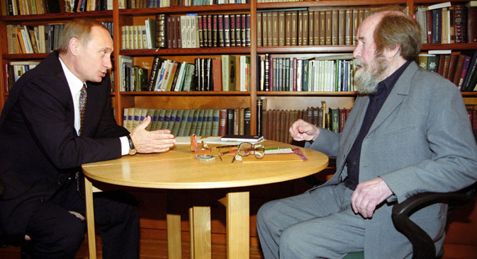 In September 2000, Putin visited Solzhenitsyn(R) at his home in Troitse-Lykovo. Source: ITAR-TASS