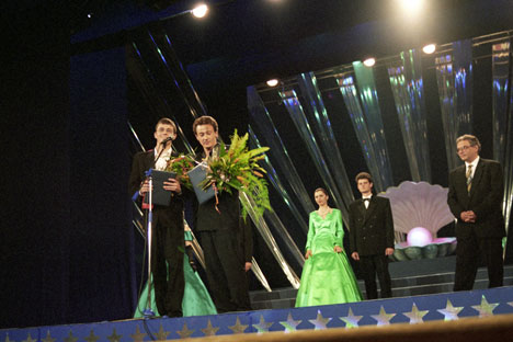 Actors Sergei Bodrov, Jr. (left) and Oleg Menshikov (2nd left) after receiving the Best Actor prizes for their roles in Sergei Bodrov's movie, "Prisoner of the Mountains," at the Kinotavr Film Festival, 1998. Source: Galina Kmit / RIA Novosti