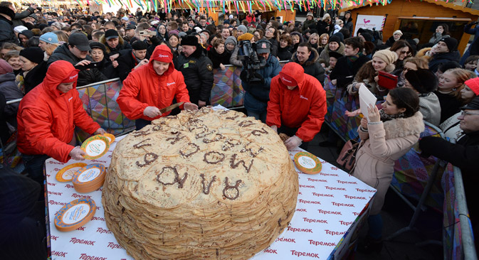 A large sculpture of blini baked by Teremok during Shrovetide celebration in Moscow. Source: Maksim Blinov / RIA Novosti