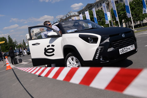 Em 2010, Prôkhorov apresentou três modelos do carro híbrido elétrico E-Mobile Foto: Aleksêi Filippov/RIA Nóvosti