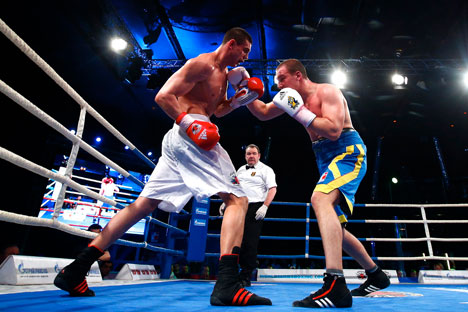 World Series of boxing, Quarterfinals: Evgeniy Tischenko (Russian Boxing Team) - Siarhei Karneyeu (Ukraine Otamans). Source: flickr.com/World Series Boxing
