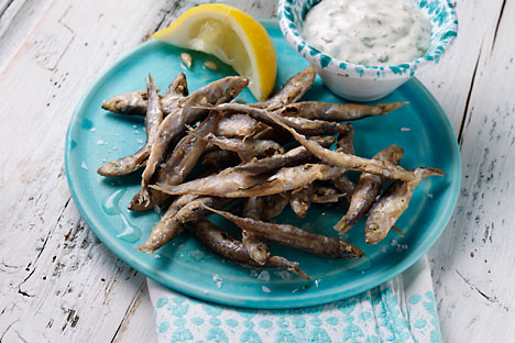 Baltic smelt is the best with lemon and bread. Source: Lori / Legion Media
