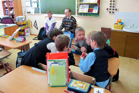 In the first lesson, specialists get to know the children and tell them about who people with disabilities are. Source: Russian Disability NGO "Perspektiva"
