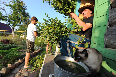 In summer, many Russian city dwellers escape to the dacha. Source: ITAR-TASS