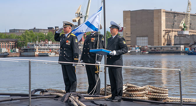 Crew members of the first Project 885 K-560 Yasen/Severodvinsk class submarine watch flag-raising ceremony aboard the submarine moored near the Sevmash nuclear submarine shipyard in Severodvinsk. Source: RIA Novosti