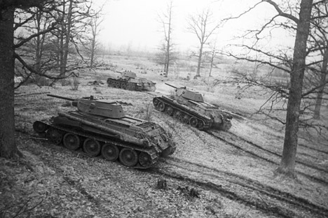 T-34 tanks take the position. The 3rd Byelorussian Front. A 1944 photo. The Great Patriotic War of 1941-45. Source: RIA Novosti