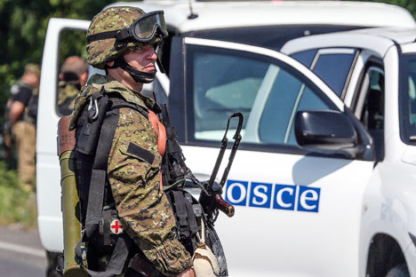 A missão de observadores da OSCE chegou ao local da queda do voo MH17 Foto: Reuters