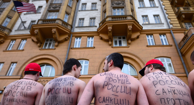 "Sanctions against Russia are sanctions against me!" People participate in a rally outside the U.S. embassy in Moscow in early March, when the first restrictions were imposed. Source: RIA Novosti / Evgeny Biyatov