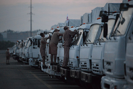 Truk-truk yang bertugas mengirim bantuan kemanusiaan dari Rusia.