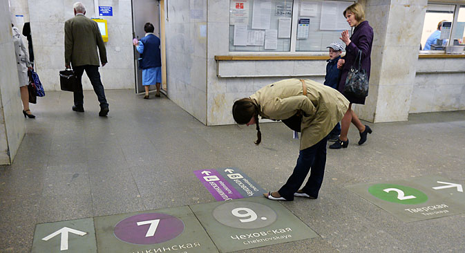 A new floor sign system at the Moscow metro's Pushkinskaya station. Source: Vladimir Pesnya / RIA Novosti
