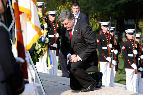 Ukrainian President Petro Poroshenko participates in a wreath laying ceremony at the Tomb of the Unknowns in Arlington National Cemetery in Washington September 18, 2014. Source: Reuters
