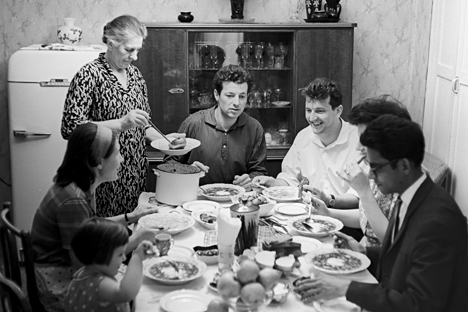 A family having dinner in Moscow, 1966. Source: Selimkhanov / RIA Novosti