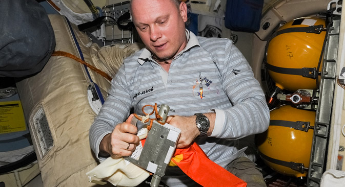 Oleg Artemyev packing the results of the Test experiment. Source:  Artemjew.ru 
