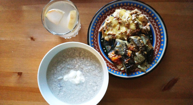 Stuffed eggplant, mushrooms in sour cream, Creamed chicken soup and kompot. Source: Anna Kharzeeva