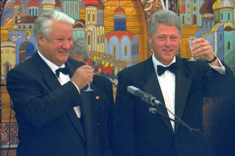 President Bill Clinton (right) and Russian President Boris Yeltsin toast during a dinner at the Russian Embassy in Washington, September 28, 1994. Source: AP