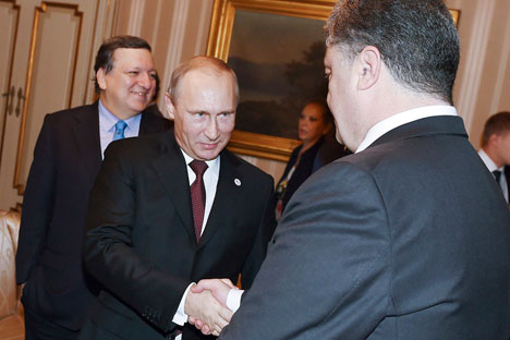 Russia's President Vladimir Putin (L) shakes hands with Ukraine's President Petro Poroshenko as he arrives for a meeting on the sidelines of a Europe-Asia summit (ASEM) in Milan October 17, 2014. Source: Reuters
