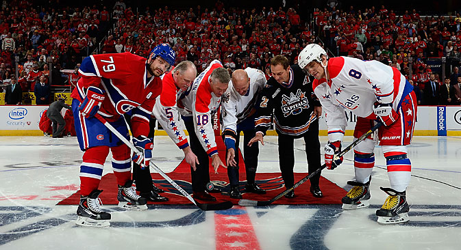 Andrei Markov (left-right) of the Montreal Canadiens, Rod Langway, Craig Laughlin, Sylvain Cote, Peter Bondra, and Alex Ovechkin of the Washington Capitals before the start of the Washingotn Capitals NHL season against the Montreal Canadiens on Oct. 9, 2014. Source: Getty Images / Fotobank