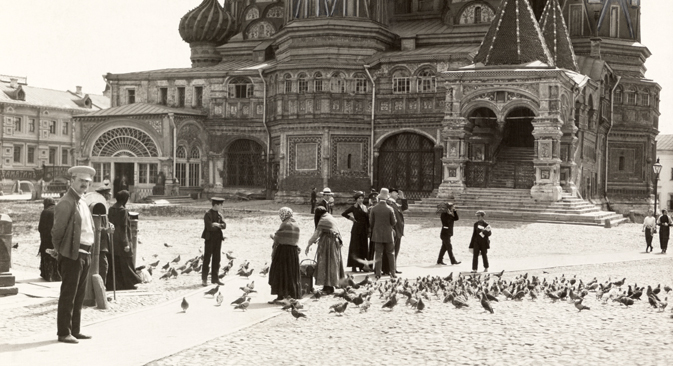 Red Square in 1914. Courtesy of Gilbert H. Grosvenor and the National Geographic Society