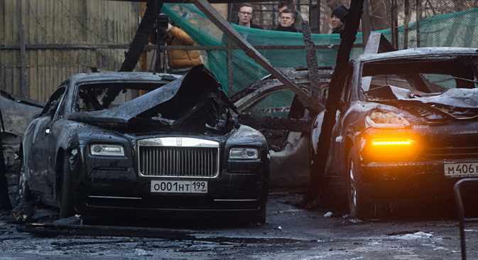 Twelve luxury cars burn down in central Moscow. Source: Zurab Dzhavakhadze / TASS 