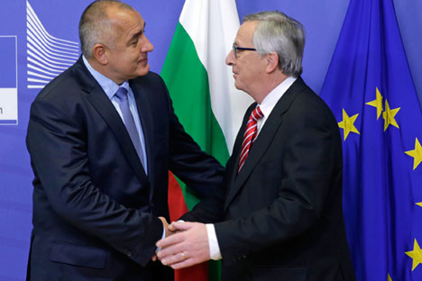 European Commission President Jean-Claude Juncker, right, welcomes Bulgarian Prime Minister Boyko Borisov at the European Commission headquarters in Brussels, Thursday, Dec. 4, 2014. Source: AP