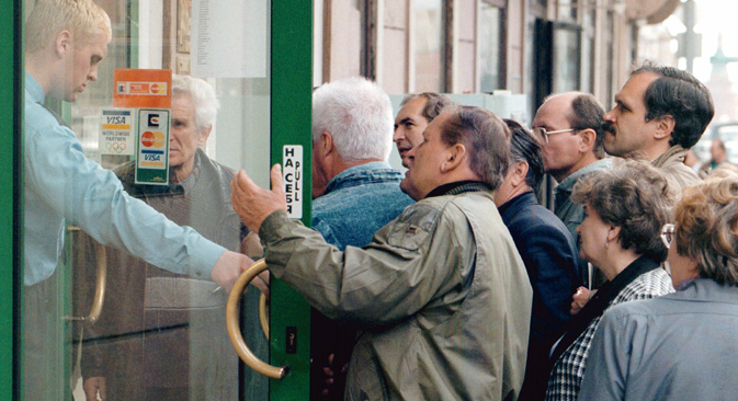 People argue at the door of one of Moscow's commercial banks to withdraw their savings Thursday September 17, 1998. The bank will only allow a limited withdrawal per day but many Russians have lost faith after the collapse of some of the major banks as a result of the economic crisis. Source: AP