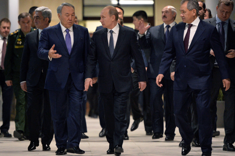 Kazakh President Nursultan Nazarbayev, Russian President Vladimir Putin and Russian Defense Minister Sergei Shoigu (left to right) during a visit to the National Center for Control of Defense. Source: Aleksey Druzhinin / RIA Novosti