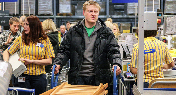 A customer at a checkout lane of the IKEA furniture and homewares store in Khimki. Source: Mikhail Pochuyev / TASS 