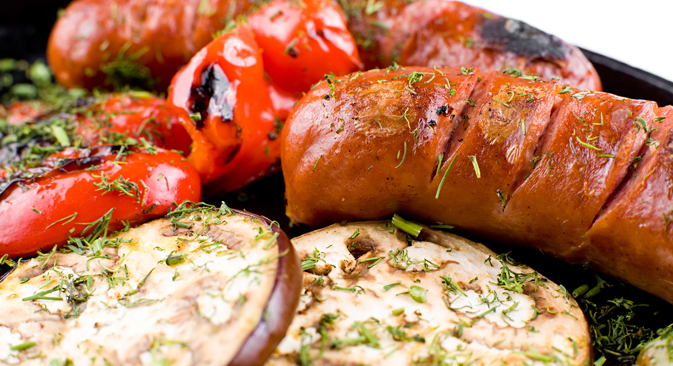Sausages can be cooked in different ways  - boiled, grilled - and served with different vegetables. Source: Lori / Legion Media