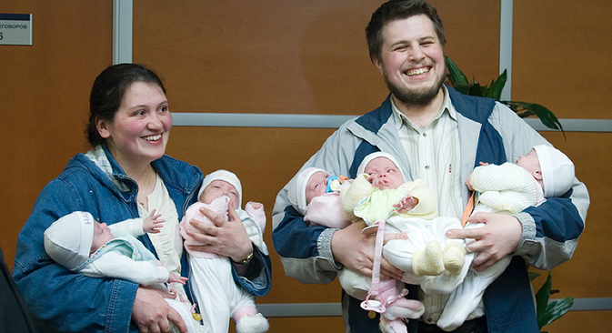 The arrival of the Artamkins with their five daughters: Tatyana, Nadya, Liza, Varya and Sasha at Moscow's Domodedovo Airport. Source: RIA Novosti