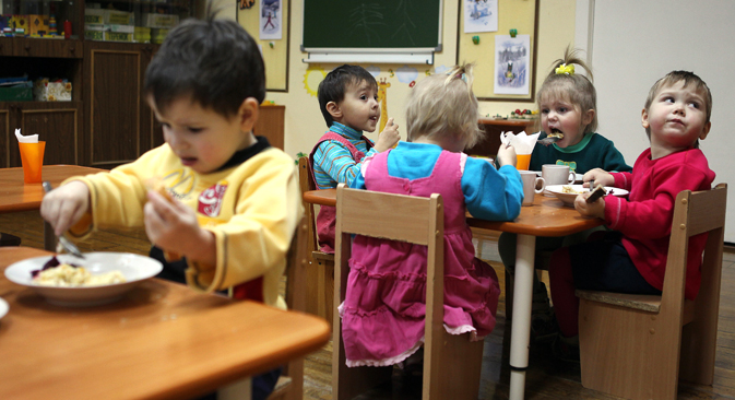 The number of children placed in foster families grew by 2.4 percent – from 61,400 in 2012 to 62,900 in 2013. Source: Konstantin Chalabov / RIA Novosti