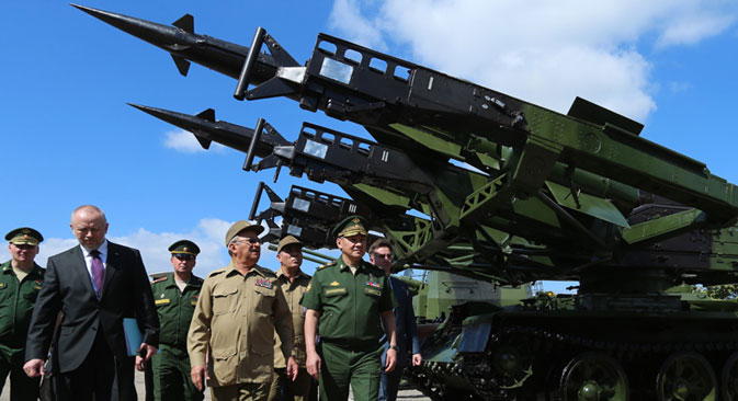 Defense Minister Sergei Shoigu (right) in Cuba. Source: Mil.ru