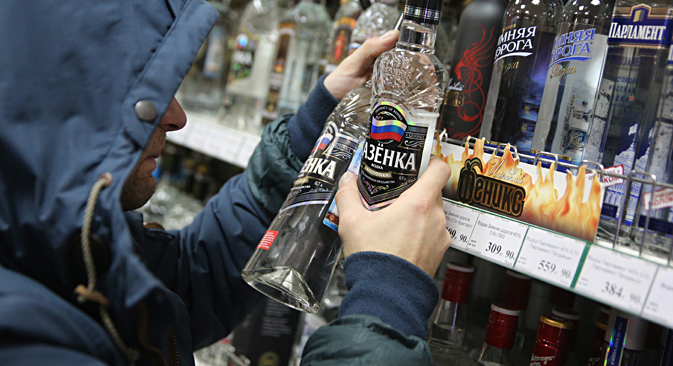 The minimum price of vodka in Russia decreased by 16 percent. Source: Mikhail Pochuev / TASS