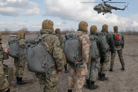 Ukrainische Soldaten bei der Militärubung nahe der Stadt Schitomir. Foto: AP