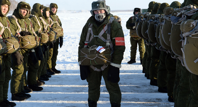 Paratroopers from Training Center No. 242 of the Russian Airborne Force prepare to board aircraft at the Chkalovsky airfield in Omsk. Source:  Alexey Malgavko / RIA Novosti