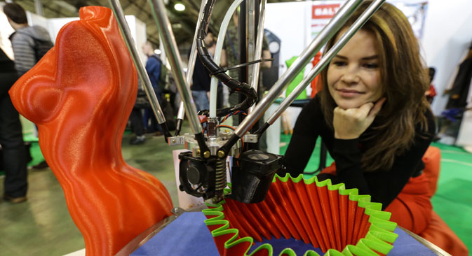 A visitor at the "3D Print Expo" advanced 3D printing and scanning technologies exhibition, at Sokolniki Exhibition and Convention Centre. Source: Sergei Savostyanov / TASS