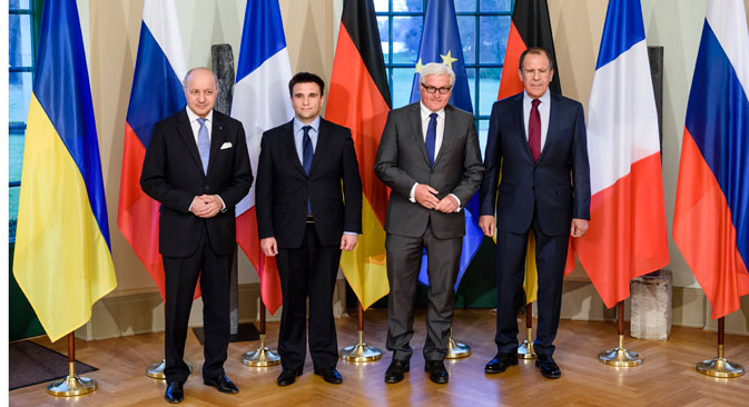 The foreign ministers of the so-called Normandy Four want to see heavy weapons pulled by from the frontlines by all parties to the conflict. Source: AP