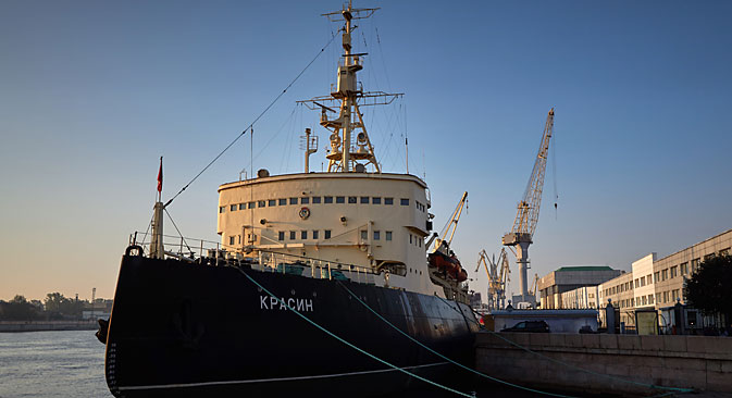 The Krasin icebreaker is tugged from Lieutenant Schmidt Embankment to the Kronshtadt shipyard for repairs, St. Petersburg, 2014. Source: Alexei Danichev / RIA Novosti