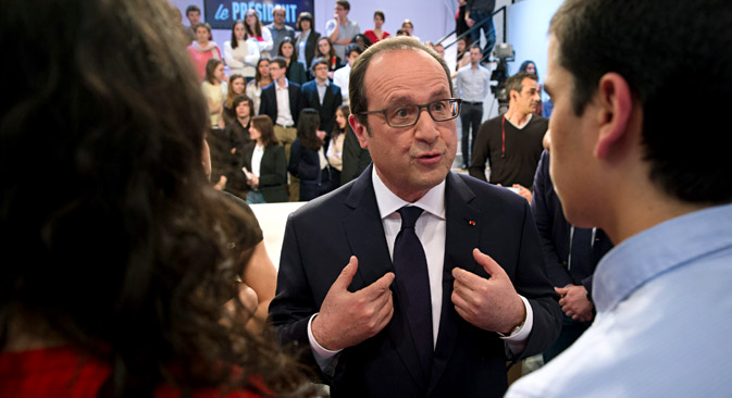 French President Francois Hollande speaks with students at the end of a Canal+ midday television programme in Paris, on April 19, 2015. Source: Reuters