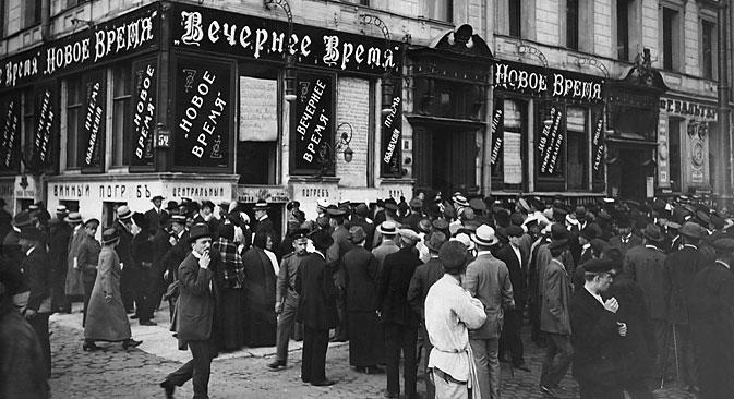 A crowd of people read war news in front of the editorial department of a newspaper, St. Petersburg, 1915. Source: UllsteinBild / Vostock-Photo