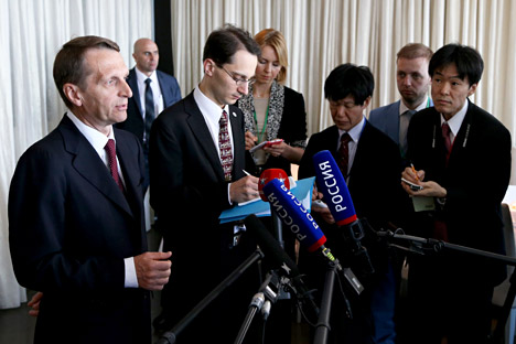 Sergei Naryshkin (left) taking to journalists at the Russian-Japanese Forum on Cooperation in Business, Technology and Culture in Tokyo.
