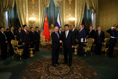 Presidentes da Rússia, Vladímir Pútin (à esq.), e da China, Xi Jinping, assinaram recentemente diversos acordos bilaterais no Kremlin, em Moscou Foto: Konstantin Zavrájin/RG