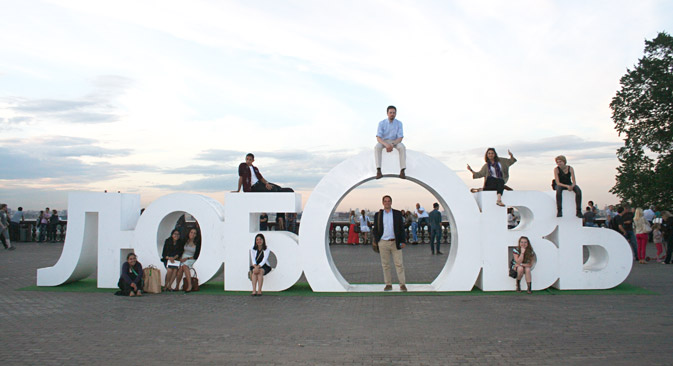 American students of the 2014 Carmel Institute trip pose with a sculpture that says “love” in Russian at Sparrow Hills in Moscow. Sourсe: Richard Portwood