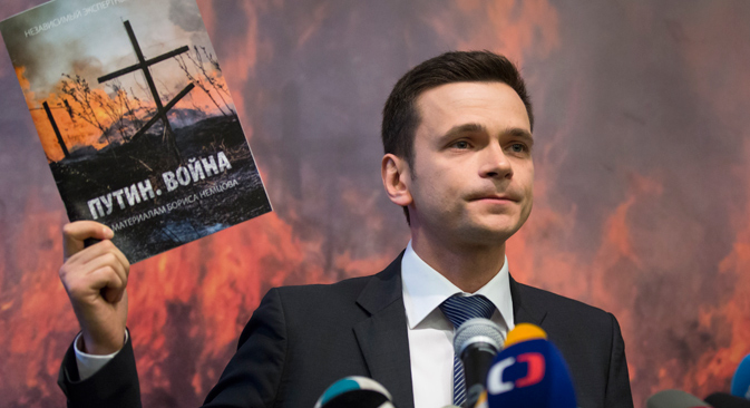 Parteikollege vom ermordeten Boris Nemzow Ilja Jaschin präsentiert den Bericht "Putin - Der Krieg". Foto: AP
