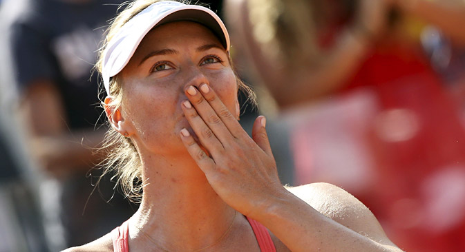 Maria Sharapova celebrates winning against Carla Suarez Navarro of Spain after their final match at the Rome Open tennis tournament, May 17, 2015. Source: Reuters