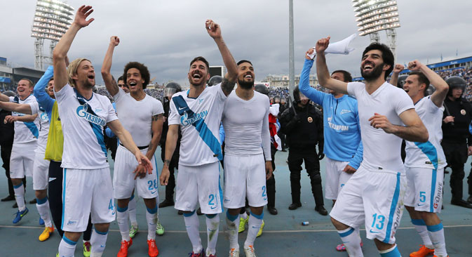 Zenit's players celebrate after the 2014/15 Season Russian Premier League Round 28 football match against FC Ufa at Perovsky Stadium. The game ended in a 1:1 draw. Source: Ruslan Shamukov / TASS